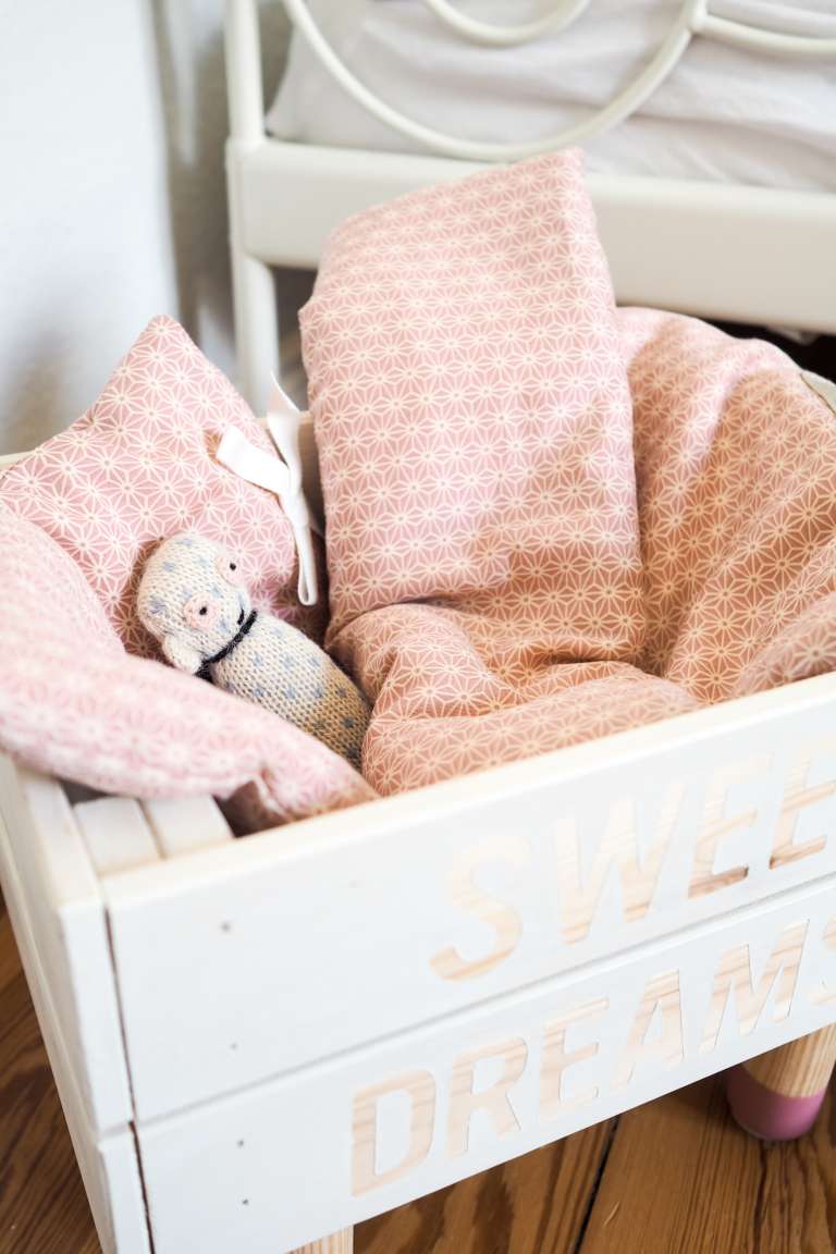 selbstgebautes Puppenbett und stylische Puppenbettwäsche