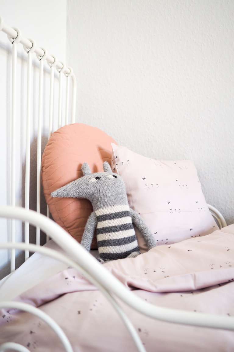 Kinderbett schöne Kissen und Kuscheltiere zum Kaufen