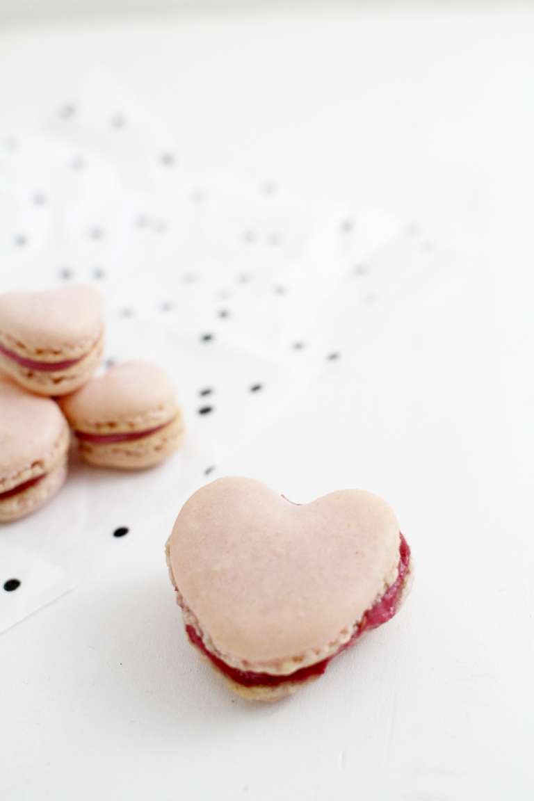 Valentinstag Himbeer Macarons In Herzform 2