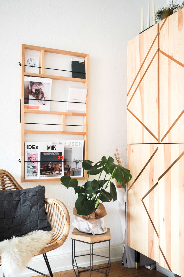 Wohnzimmer-Einrichten-Inspiration-IKEA-Hack-Ypperlig-Ivar-Zeitschriftenhalter-Rattanstuhl-skandivavisches-Design-Wohnzimmer-DIY-Home-Deko-Interior-paulsvera